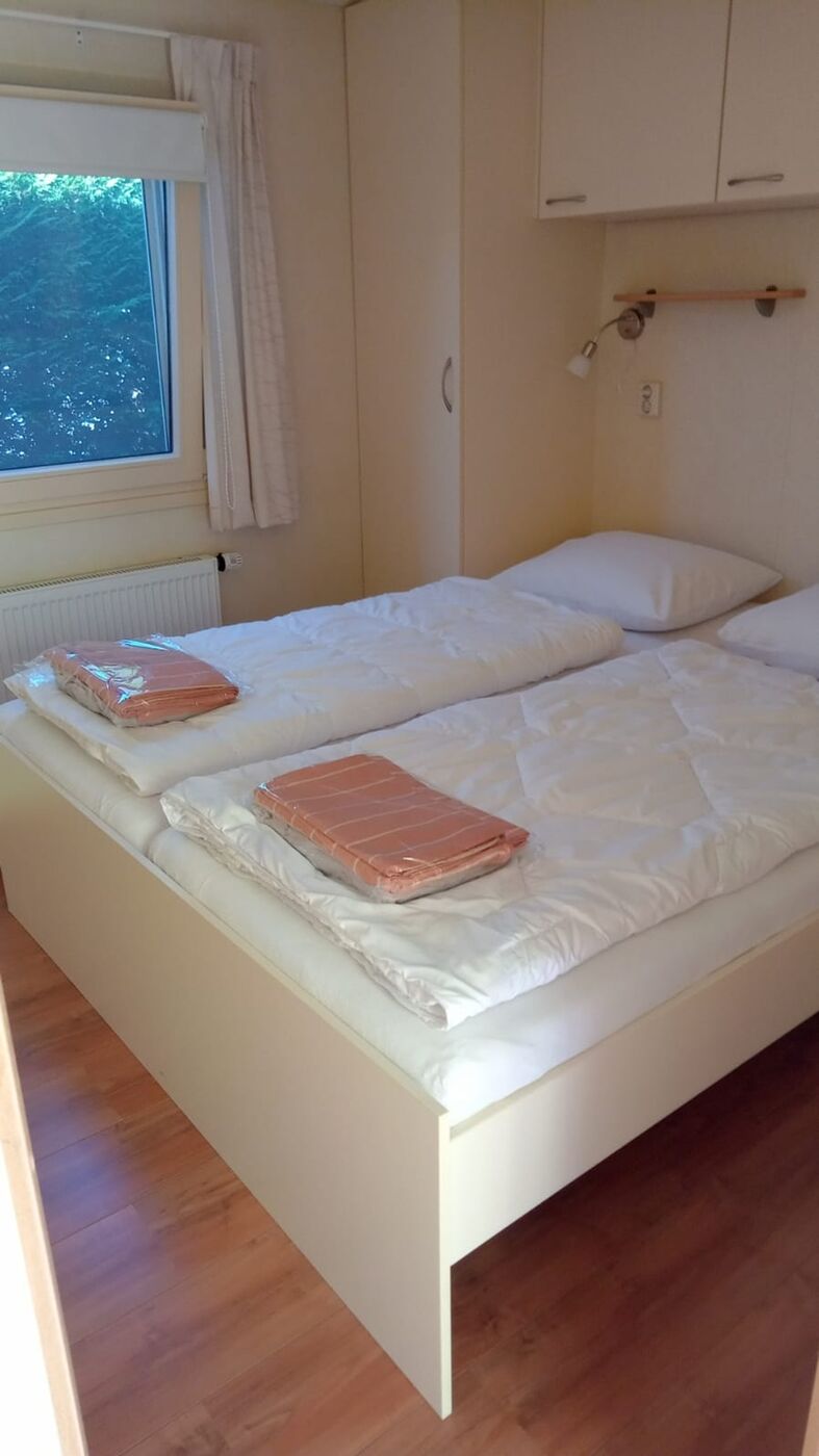 Opgemaakt bed met vers linnengoed