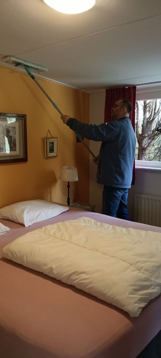 Schoonmaker aan het werk in een vakantiewoning