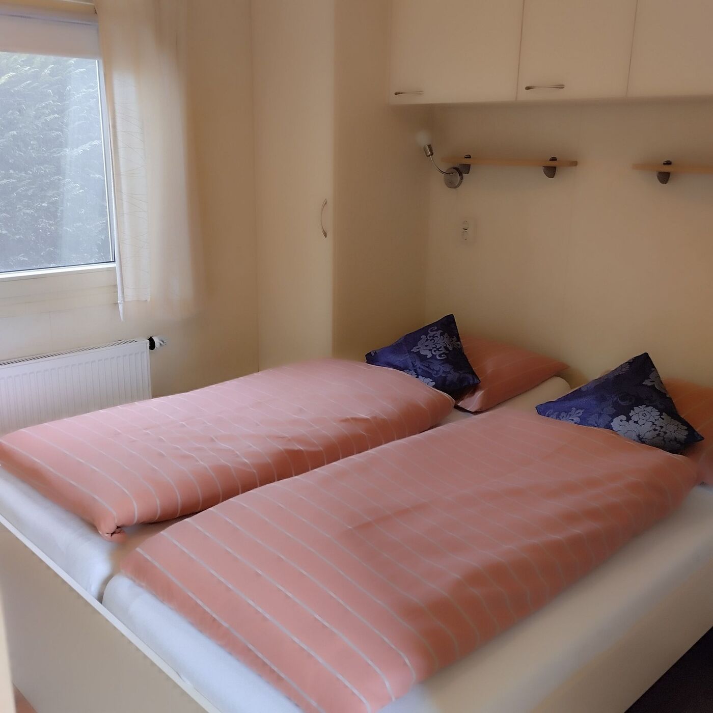 Opgemaakt bed met vers beddengoed