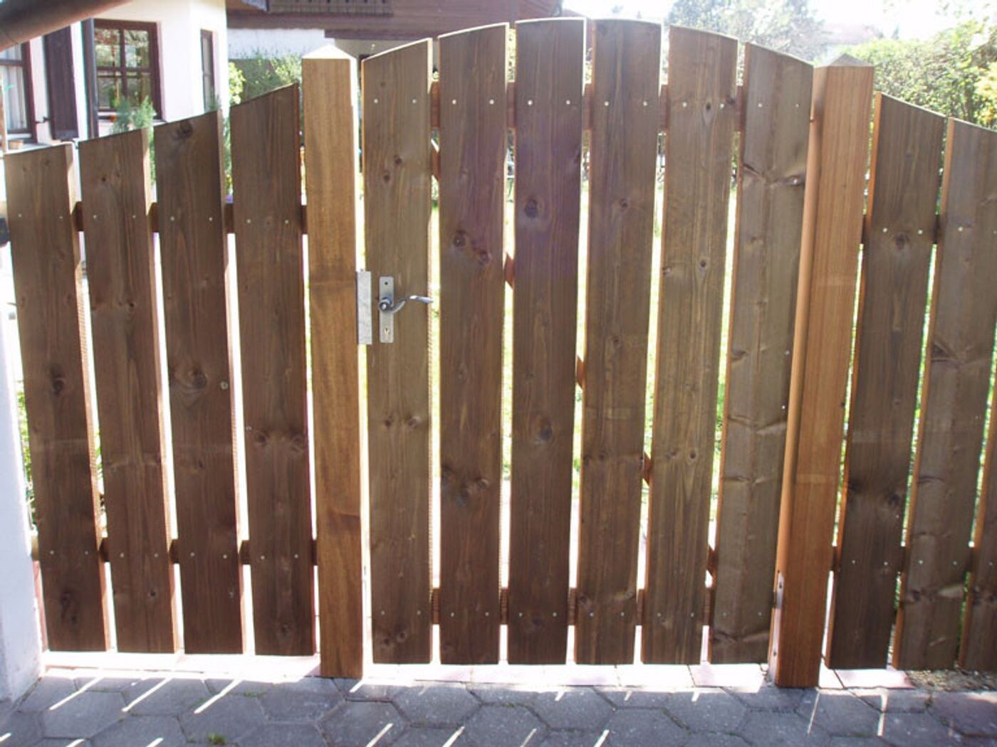 Houten poort geplaatst op Texel